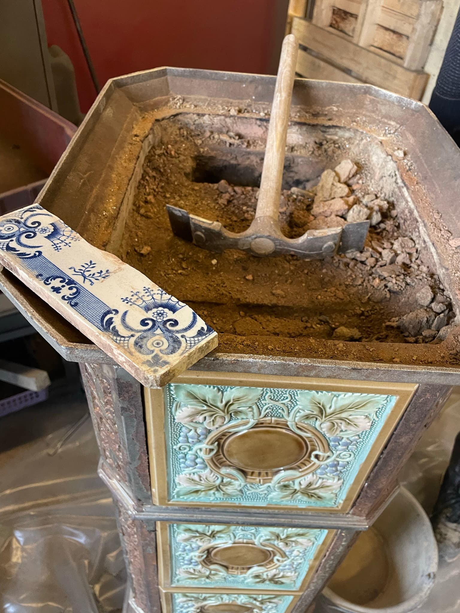 Detail der keramischen Ofenoberfläche bei der Bearbeitung