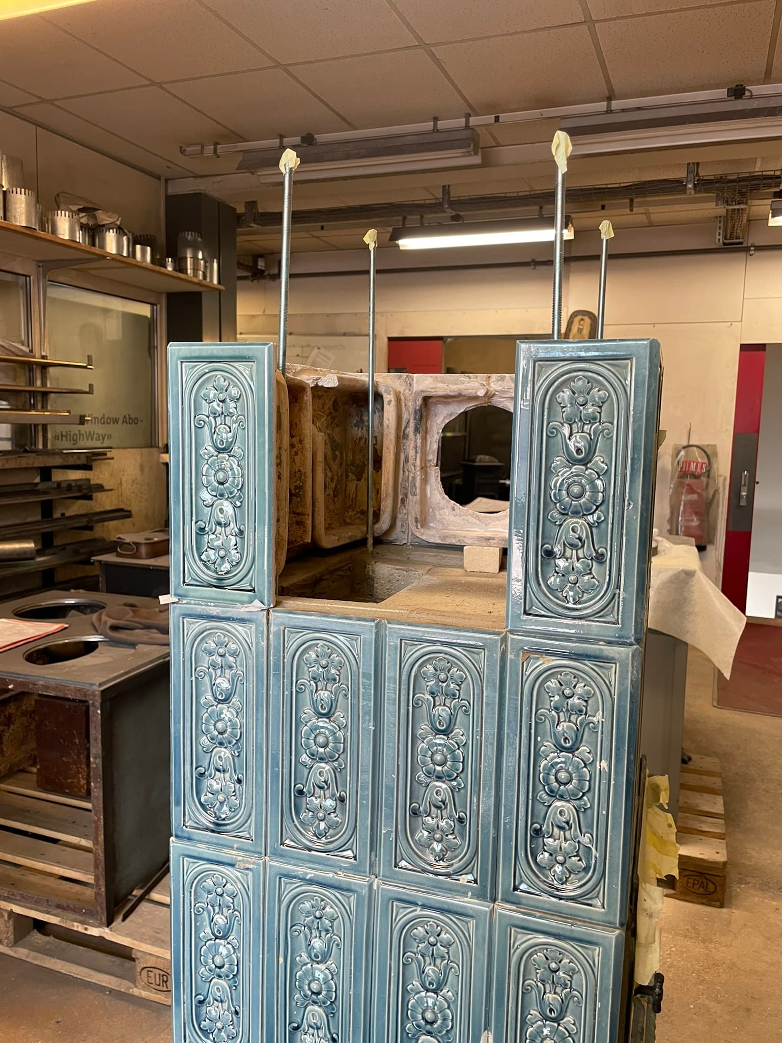 Historische Ofenkacheln in der Werkstatt für den Aufbau geordnet