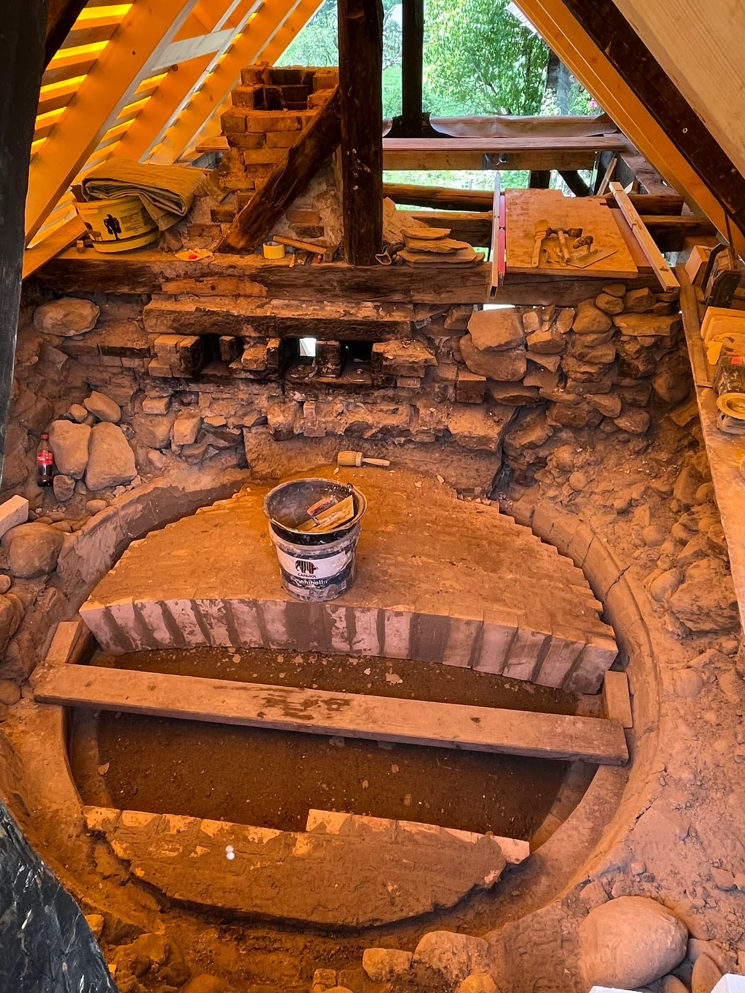 Keramischer Aufbau und Züge in einem geöffneten Feuerraum